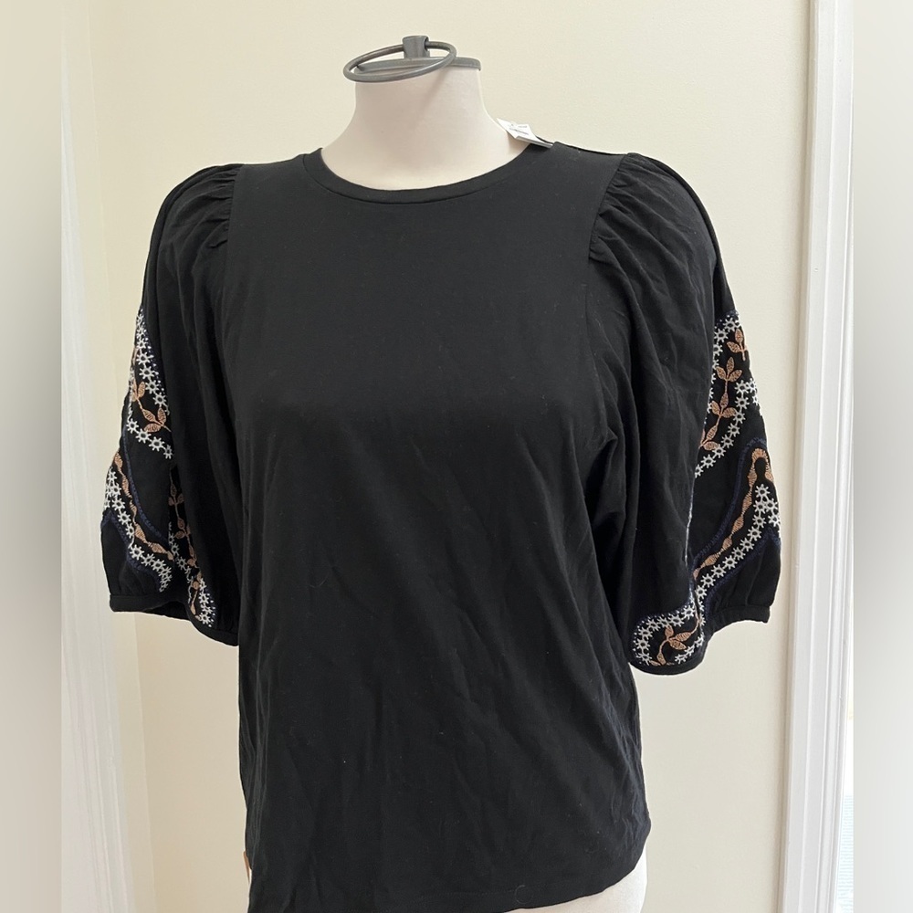NWT Banana Republic cotton blend top with embroidery on the sleeves size Xsmall